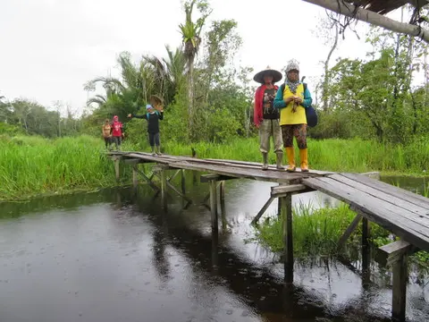 Katitiatn untu' nyabarang/jembatan untuk menyebrang